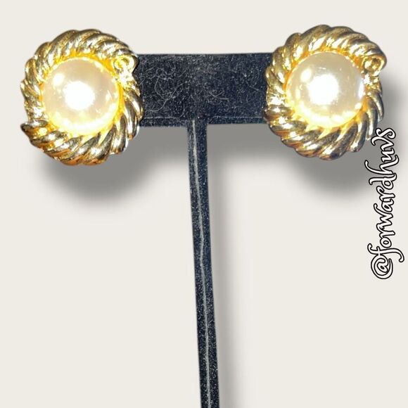 Vintage Gold-Tone Earrings with Faux Pearl Center – Classic Elegance - Picture 4 of 9